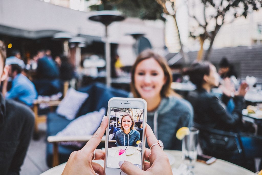 mulher fazendo uma foto dela mesma para postar no Instagram