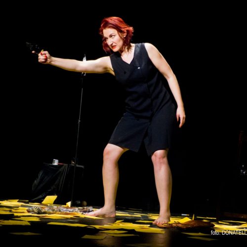 Atriz Mari Feil segurando um disco de vinil em cena da peça A Rainha do Rádio